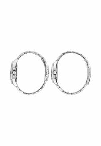 Orologio in metallo argentato con quadrante rotondo e bracciale a maglie. Presenta linee pulite, un quadrante testurizzato e una finitura lucida sulla cassa e sul bracciale.