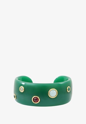 Bracelet en vert avec un fini lisse, orné de pierres précieuses rondes bordées d'or dans des couleurs variées, sur un fond blanc.