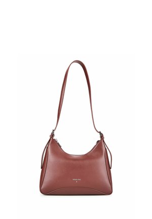 Borsa a tracolla in pelle marrone con cerniera superiore curva e tracolla sottile, con piccolo testo logo argentato centrato sul davanti.