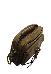 Sacs bandoulière en cuir texturé brun avec une poche avant à pression, un compartiment principal zippé et un détail de bandoulière tressée.