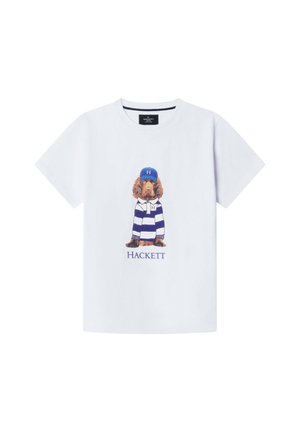 Camiseta blanca de algodón con ilustración de un perro con gorra azul y suéter a rayas, con la palabra "HACKETT" impresa debajo. Mangas cortas, cuello redondo.