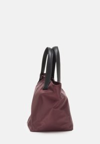 Borsa a tote bordeaux con manici in pelle nera, caratterizzata da una finitura morbida e testurizzata e da una silhouette morbida. Chiusura con zip nella parte superiore.