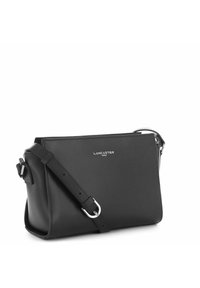 Borsa a tracolla in pelle nera con forma rettangolare, tracolla regolabile, componenti in argento e marchio impresso sulla parte frontale.