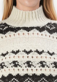 Vero Moda VMAMPLE HIGH NECK PULLOVER  - Džemper - birch