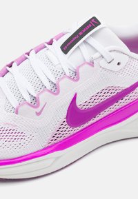 Nike Performance AIR ZOOM PEGASUS 41 UNISEX - Apavi skriešanai pa asfaltu - white/hyper violet/black/beyond pink