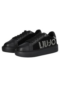 Sneaker nere con una combinazione di pelle e nubuck, caratterizzate da dettagli in logo con borchie argentate e una suola in gomma texturizzata.
