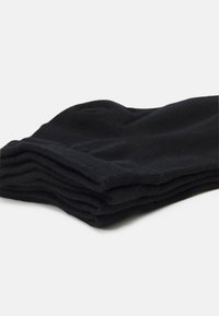 Schwarze Baumwollsocken, ordentlich gestapelt, mit glatter Textur und gerippten Details am oberen Rand für zusätzlichen Komfort und Passform.
