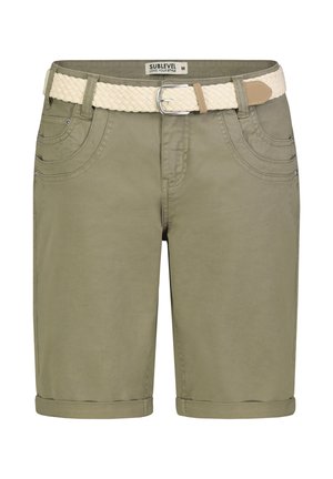 Olivgrüne knielange Shorts mit umgeschlagenen Säumen, Fronttaschen, Gürtelschlaufen und einem gewebten cremefarbenen Gürtel mit silberner Schnalle.