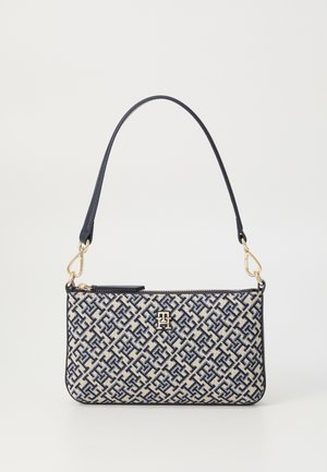 Borsa a mano rettangolare con un motivo geometrico blu navy e crema, tessuto testurizzato, finiture in oro e una sola tracolla blu navy.