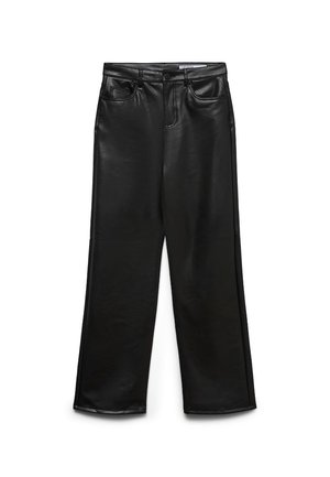 Plašas melnas m�ākslīgās ādas bikses ar kabatām priekšpusē, jostas cilpām un nelielu spīdumu. Gluda tekstūra un piegriezts siluets.