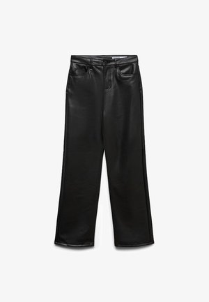 Široke hlače iz umetnega usnja v črni barvi z sprednjimi žepi, zankami za pas in subtilnim sijajem. Gladek tekstura in krojena prileganje.