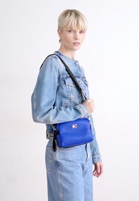 Tommy Jeans ARCHIVE CAMERA BAG - Bandolera - bright blue