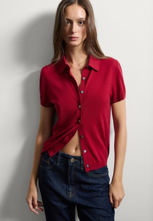 Rode korte mouwen button-up shirt in een lichte stof, met een puntkraag, zes knopen aan de voorkant en een iets losse pasvorm.