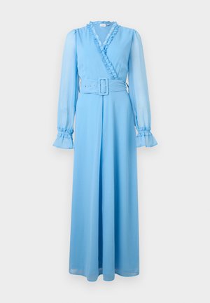 Robe longue bleu clair à manches longues avec décolleté en V à volants, manches transparentes, poignets à volants et ceinture large assortie avec boucle rectangulaire.