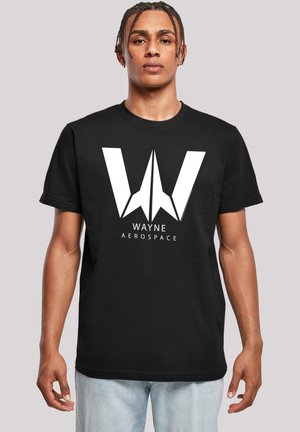 Svart bomull t-skjorte med en stor hvit logo som har en stilisert "W" og teksten "WAYNE AEROSPACE" under. Korte ermer og rund hals.