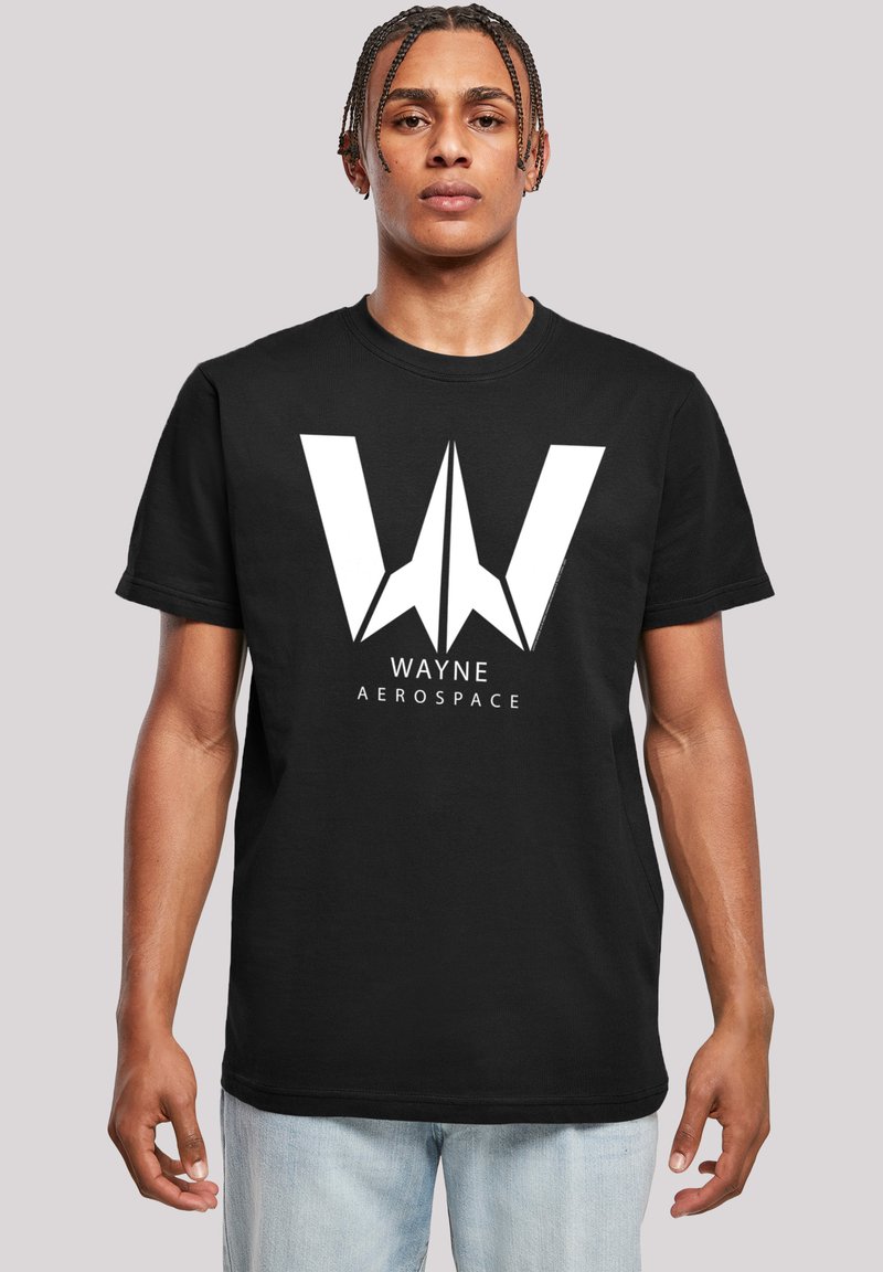 Svart bomull t-skjorte med en stor hvit logo som har en stilisert "W" og teksten "WAYNE AEROSPACE" under. Korte ermer og rund hals.