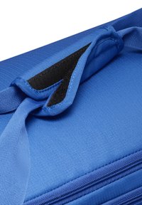 Blauwe stoffen tas met een gestructureerd oppervlak, ritsluiting en een riemdetail met een klittenbandsluiting voor een veilige hantering.