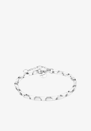 Bracciale in argento con maglie rettangolari a superfici lisce, un piccolo charm a forma di etichetta e una catena regolabile per la vestibilità.