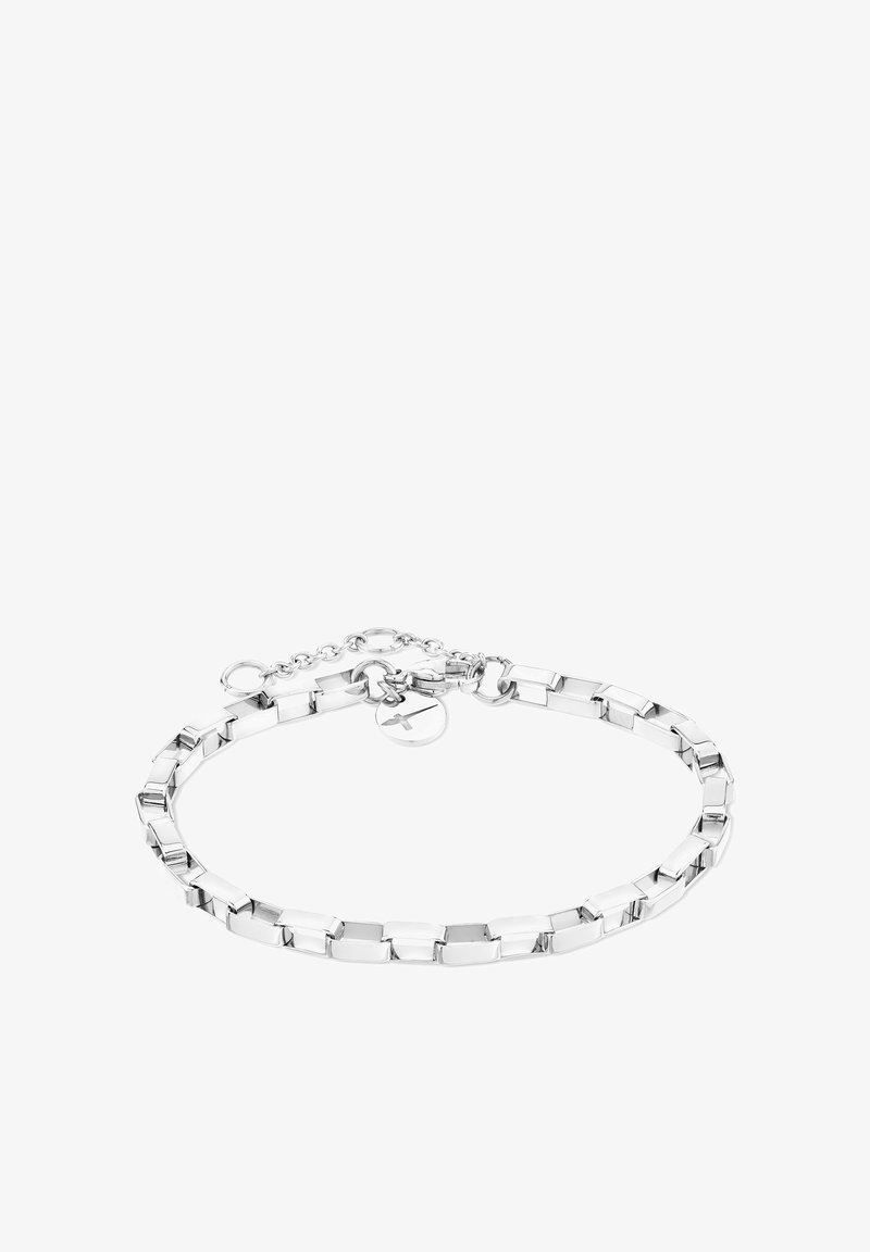 Bracciale in argento con maglie rettangolari a superfici lisce, un piccolo charm a forma di etichetta e una catena regolabile per la vestibilità.