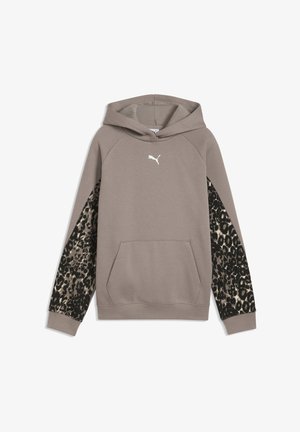 Sweat à capuche taupe avec poche kangourou devant, logo Puma blanc sur la poitrine et panneaux à imprimé léopard sur les manches sur fond blanc.