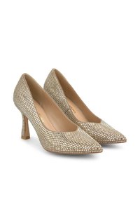 Scarpe con tacco alto e punta affusolata, coperte di strass in tonalità dorata, con una superficie texturizzata e un tacco a blocco.