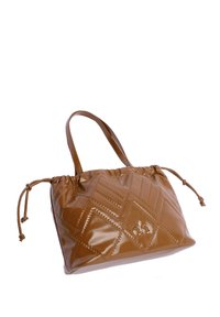 Bolso de mano acolchado en marrón, hecho de material brillante, con cierre de cordón, asas dobles y un logotipo metálico decorativo en la parte frontal.