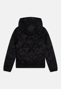 Giacca puffer nera con cappuccio, caratterizzata da un design trapuntato con motivi ondulati e polsini elastici. Il materiale appare lucido e texturizzato.