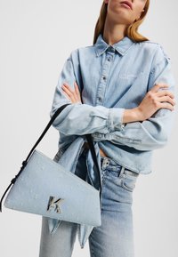 Karl Lagerfeld Jeans BOUCLE GEO - Bolso de mano - washed blue boucle
