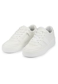 Witte leren sneakers met geperforeerd teengebied, platte veters en een gestructureerde zool. Bevat subtiele branding aan de zijkant.