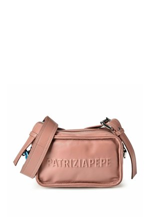 Rechteckige, staubrosa Leder-Umhängetasche mit breitem, verstellbarem Riemen und geprägtem "PATRIZIA PEPE"-Logo auf der Fronttasche.
