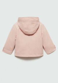 Giacca a cappuccio rosa chiaro con maniche a tre quarti, realizzata in morbido tessuto, con orlo diritto e senza chiusure visibili.