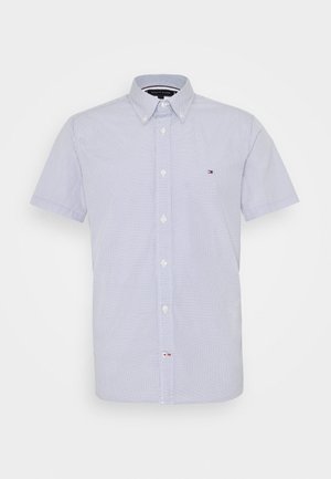 Heren overhemd met korte mouwen in het wit, met een klein blauw geometrisch patroon en een klein geborduurd logo op de borst.