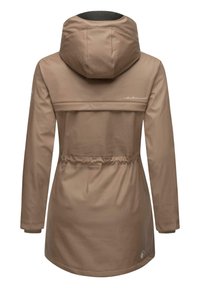 Waterdichte beige jas met een capuchon, verstelbare taille, lange mouwen en een rugpasontwerp. Afgewerkt met logo-detail op de kraag.