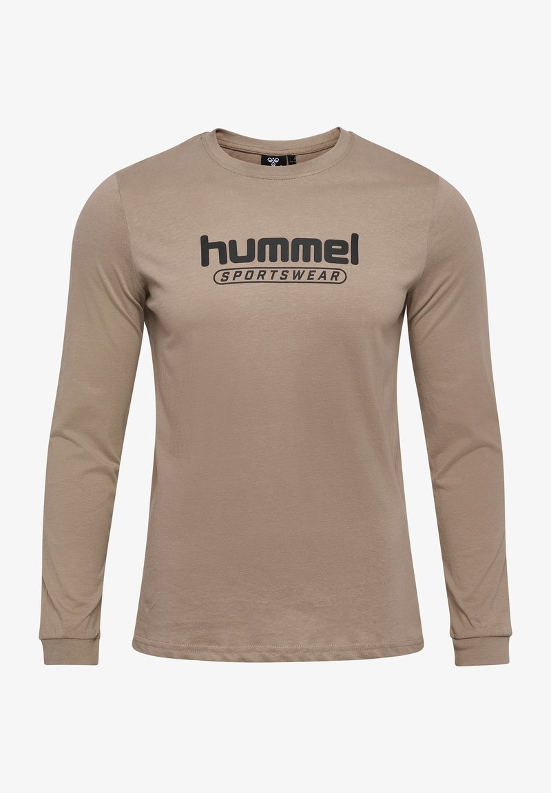 Beige pitkähihaisen t-paidan, jossa on pyöreä kaulus, etupuolella keskellä musta "hummel SPORTSWEAR" -logo.