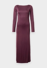 Duga haljina do poda u tamnocrvenoj tkanini. Ima izrez broda i glatku, usku siluetu.