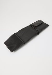Svart läderplånbok, vikbar design, med flera kortfack, en texturerad tygficka och en tryckknappsstängning.