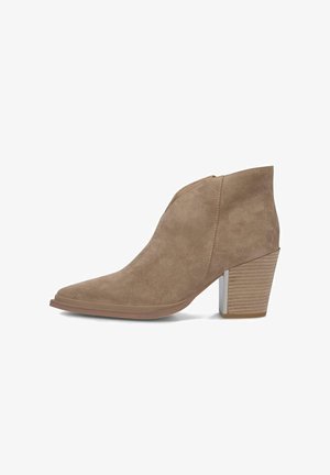 Bottines en suédine taupe pour femmes avec bout pointu et talon bloc empilé sur fond blanc.