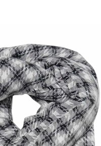 Sciarpa grigia e nera con motivo, caratterizzata da una texture morbida e un design intrecciato. Il tessuto presenta un motivo a scacchi houndstooth in tutta la sua superficie.