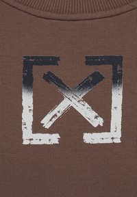 Tela marrón con textura acanalada que presenta un gráfico en blanco y azul marino de una caja con una X en su interior, creando un aspecto desgastado.