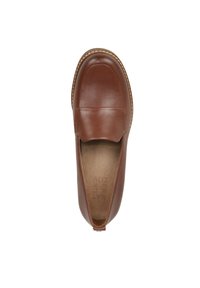 Bruine lederen instapschoenen, ronde neus, gestikte accenten, gladde textuur en een zachte binnenvoering. Eenvoudig ontwerp zonder zichtbare branding.