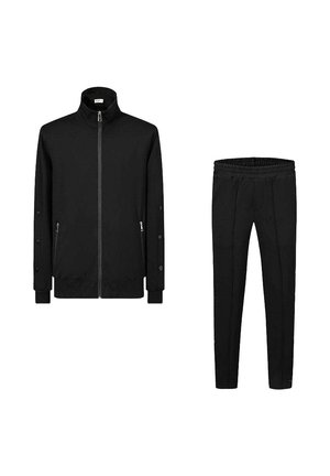 Veste de sport noire avec un col haut, fermeture éclair sur toute la longueur à l'avant et poches latérales. Pantalons noirs ajustés assortis avec une taille élastique.