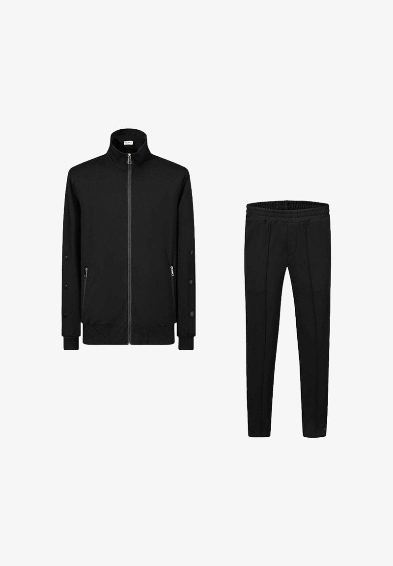 Veste de sport noire avec un col haut, fermeture éclair sur toute la longueur à l'avant et poches latérales. Pantalons noirs ajustés assortis avec une taille élastique.