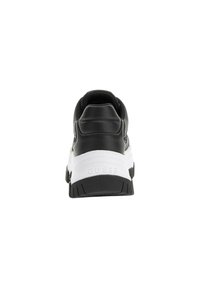 Sneaker in pelle nera con una suola intermedia bianca, caratterizzata da una suola in gomma testurizzata e un marchio visibile sul retro. Forma arrotondata e collare imbottito.