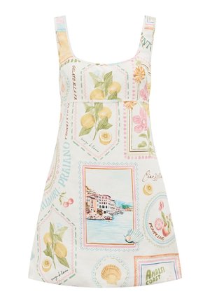 Αμάνικο λευκό φόρεμα με πολύχρωμα σχέδια που περιλαμβάνουν λεμόνια, λουλούδια, κεράσια, κοχύλια, παραθαλάσσια κτίρια και ιταλικό κείμενο.