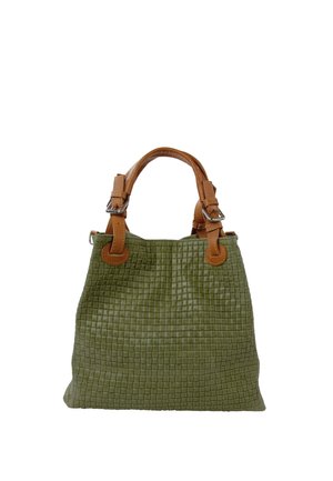 Groene geweven leren handtas met bruine leren handvatten en zilveren gespdetails, afgebeeld tegen een witte achtergrond.