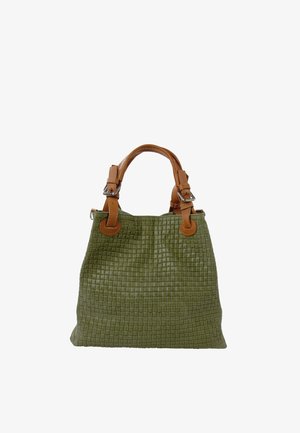 Groene geweven leren handtas met bruine leren handvatten en zilveren gespdetails, afgebeeld tegen een witte achtergrond.