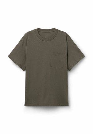 Camiseta de manga corta color verde oliva con cuello redondo y un solo bolsillo en el pecho, presentada extendida sobre un fondo blanco.