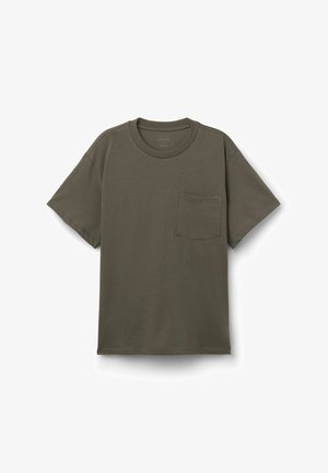 Camiseta de manga corta color verde oliva con cuello redondo y un solo bolsillo en el pecho, presentada extendida sobre un fondo blanco.