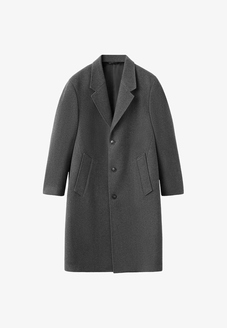 Grå ullkappa med skräddarsydd design, med slagkrage, tre framknappar och två sidfickor. Slät yta och knälång.