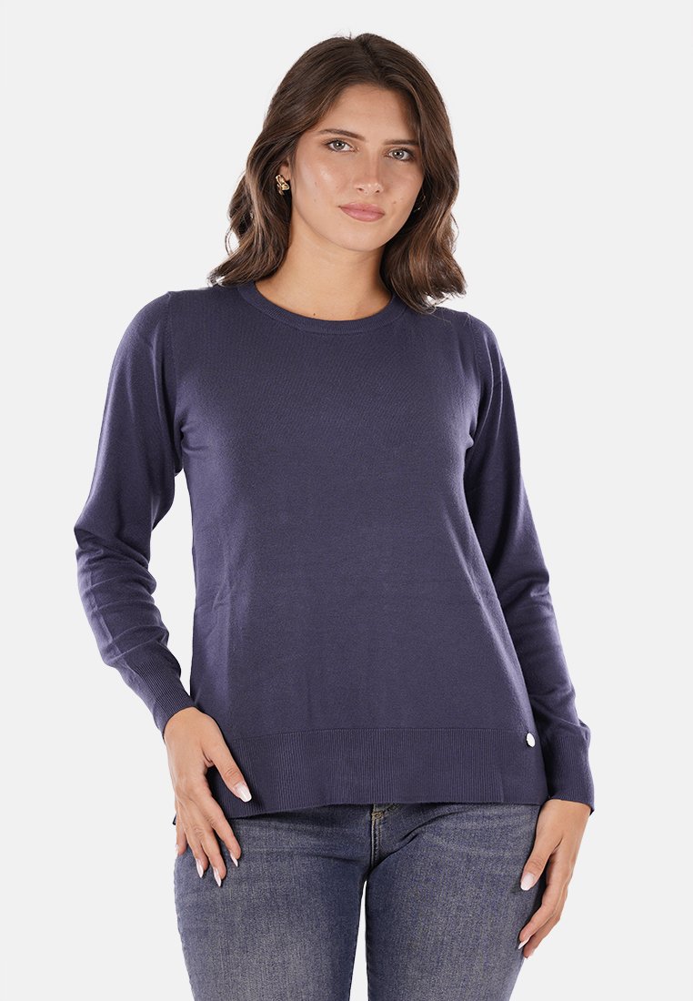 Maglione blu navy, in tessuto lavorato a maglia, colletto rotondo, maniche lunghe, orlo a coste. Presenta un piccolo dettaglio decorativo sul lato in basso a sinistra.